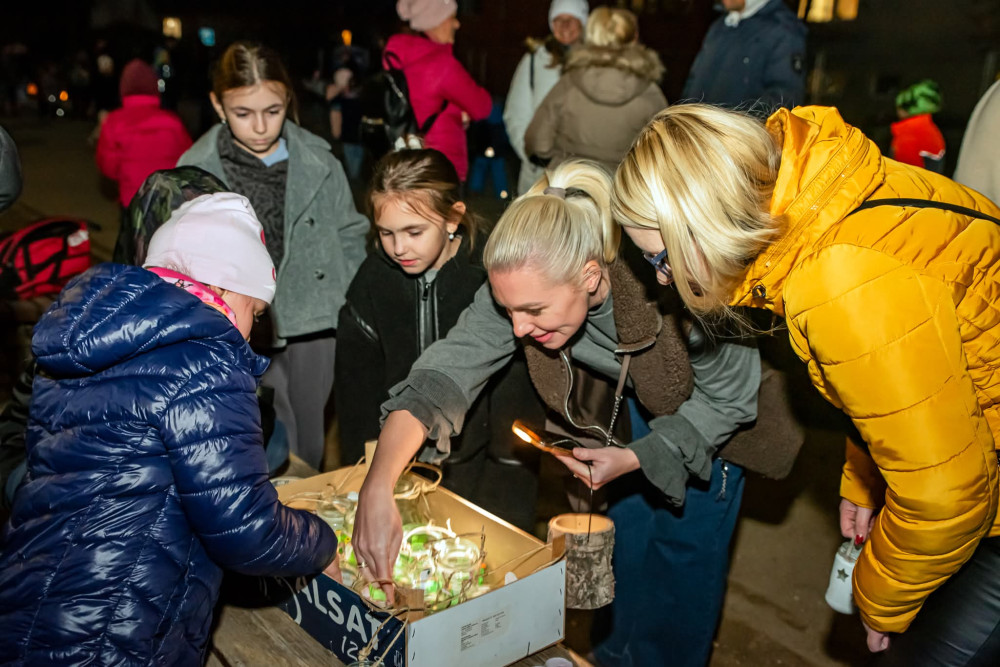 Jótékonysági könyvvásár az iskolában – könyvek és érdeklődők